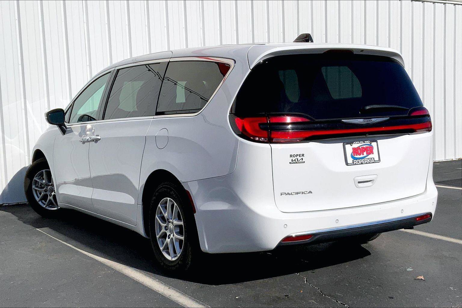 Used 2023 Chrysler Pacifica Touring-L image 10