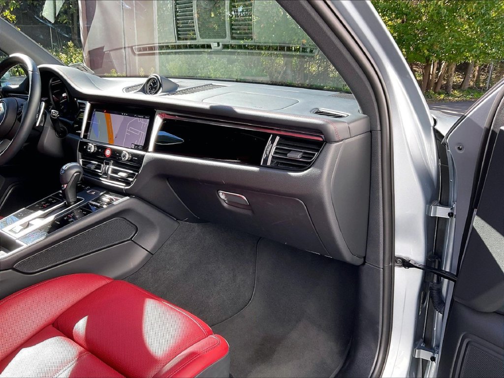 Certified 2023 Porsche Macan AWD/4WD image 19