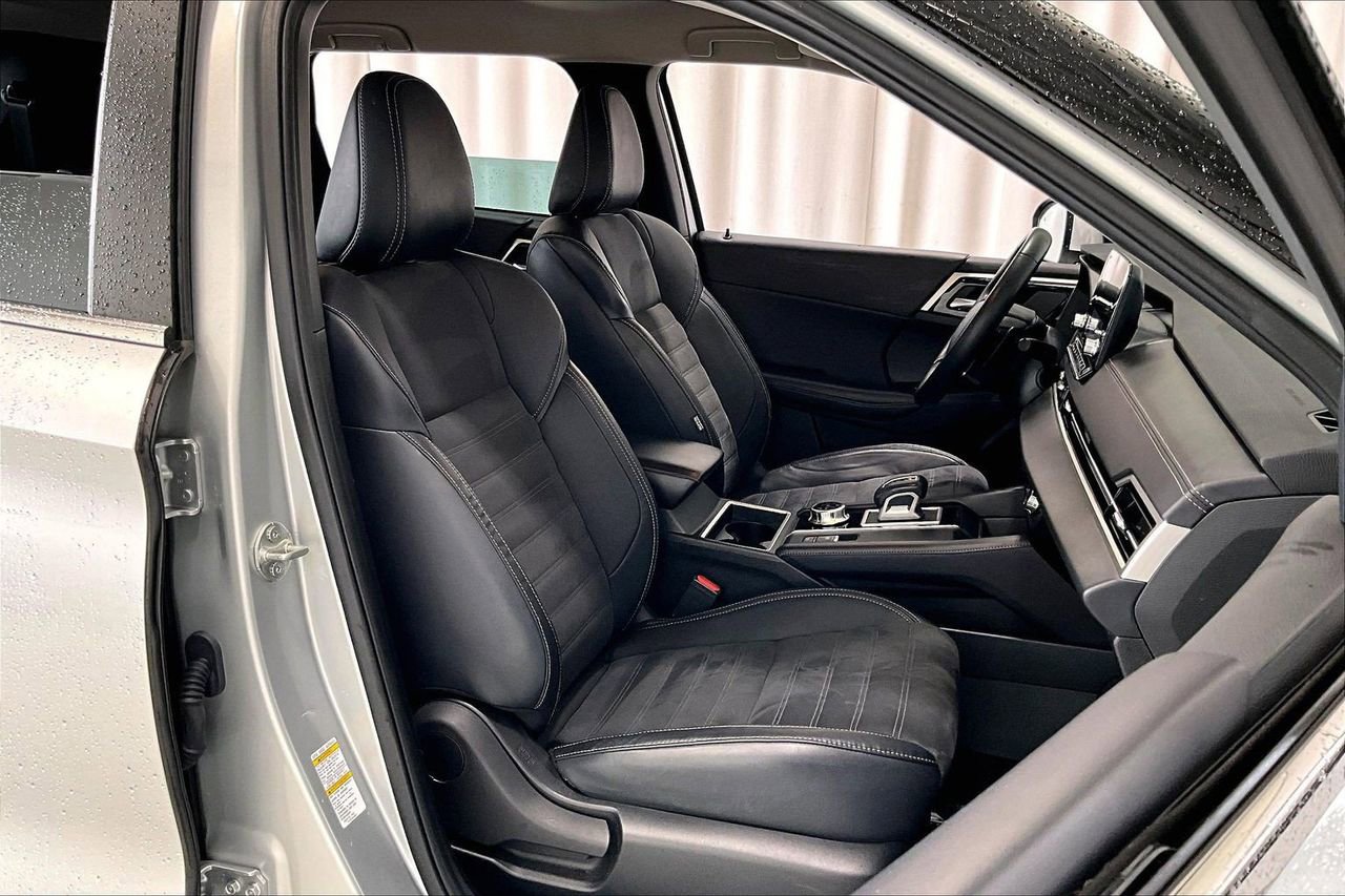 Used 2023 Mitsubishi Outlander SE image 6