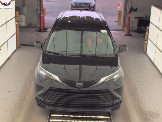 Used 2024 Toyota Sienna LE image 5