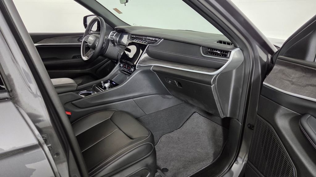 New 2025 Jeep Grand Cherokee Limited w/ Black Appearance Package image 37