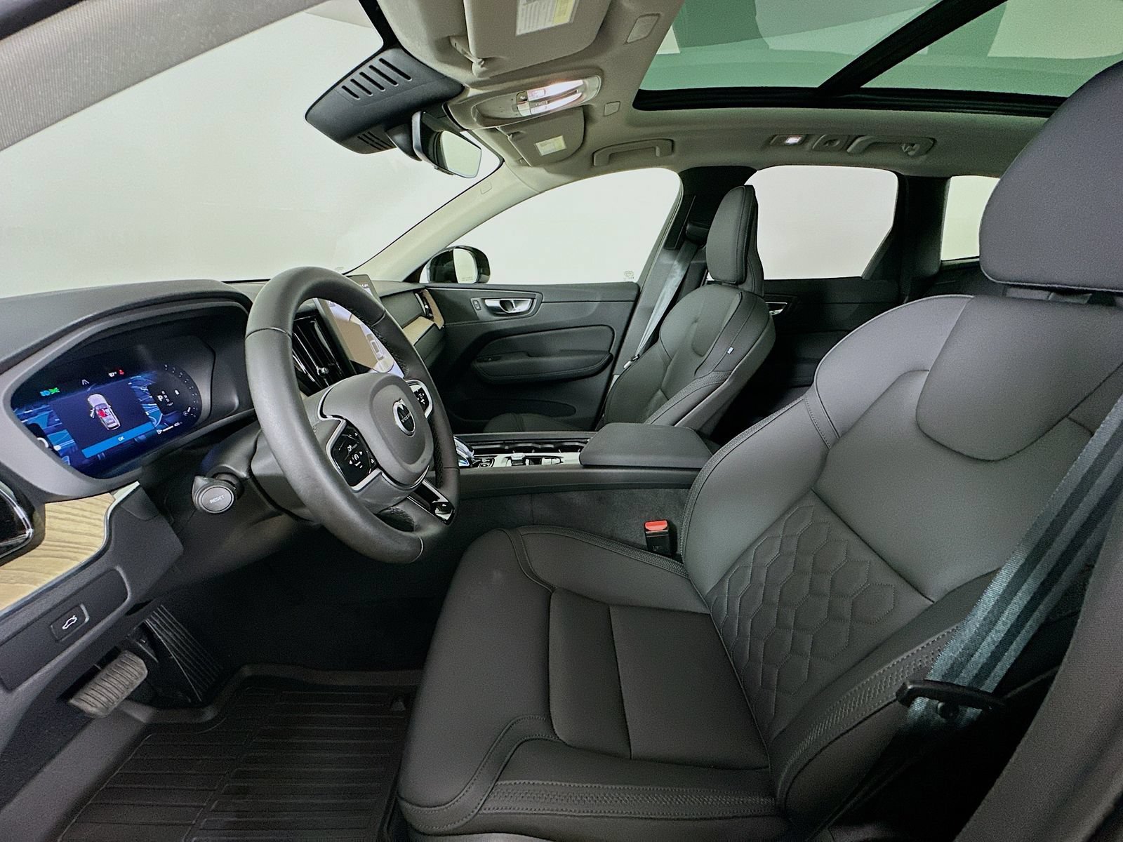 New 2026 Volvo XC60 B5 Plus w/ Protection Package Premier AWD/4WD image 32