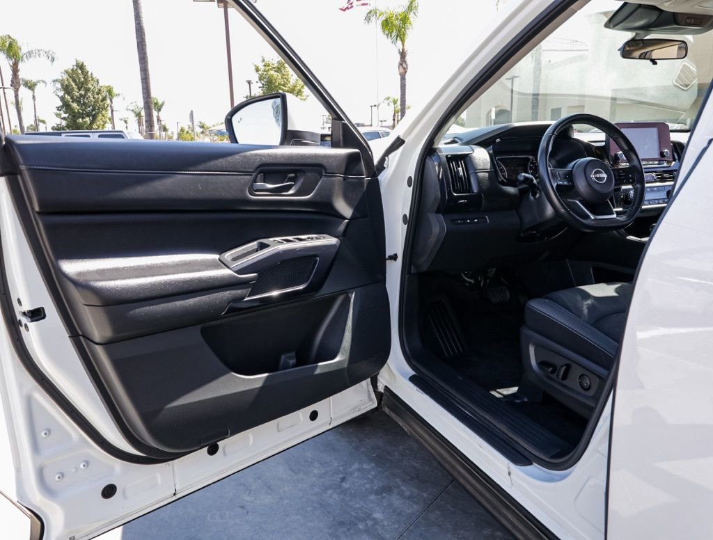 Used 2025 Nissan Pathfinder SV image 12
