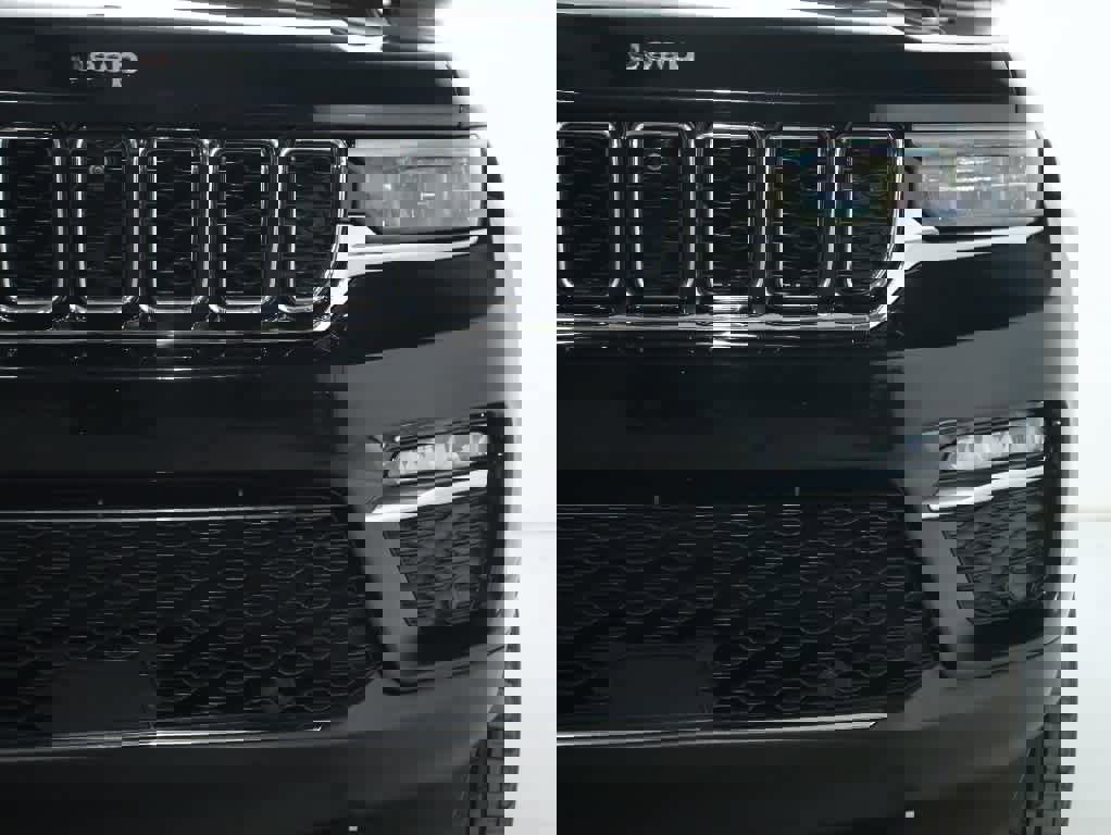 Used 2023 Jeep Grand Cherokee Limited w/ Luxury Tech Group II image 7