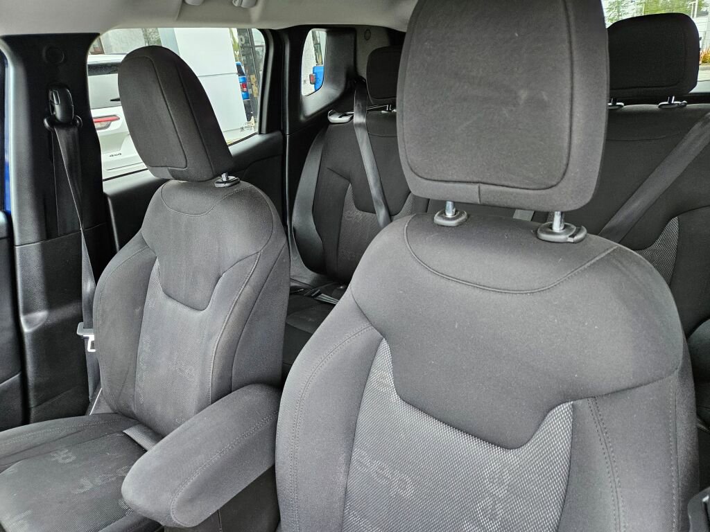 Used 2017 Jeep Renegade Latitude AWD/4WD image 18