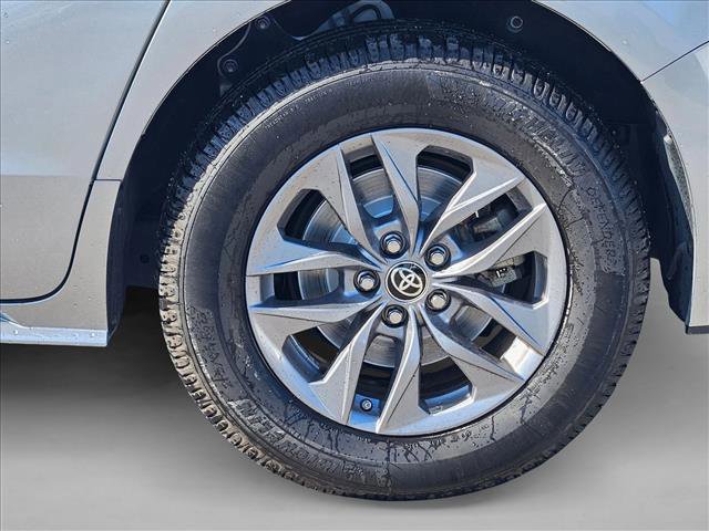 Used 2022 Toyota Sienna XLE image 4