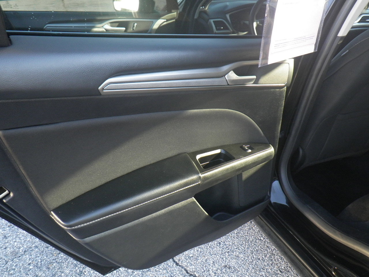 Used 2017 Ford Fusion SE image 18
