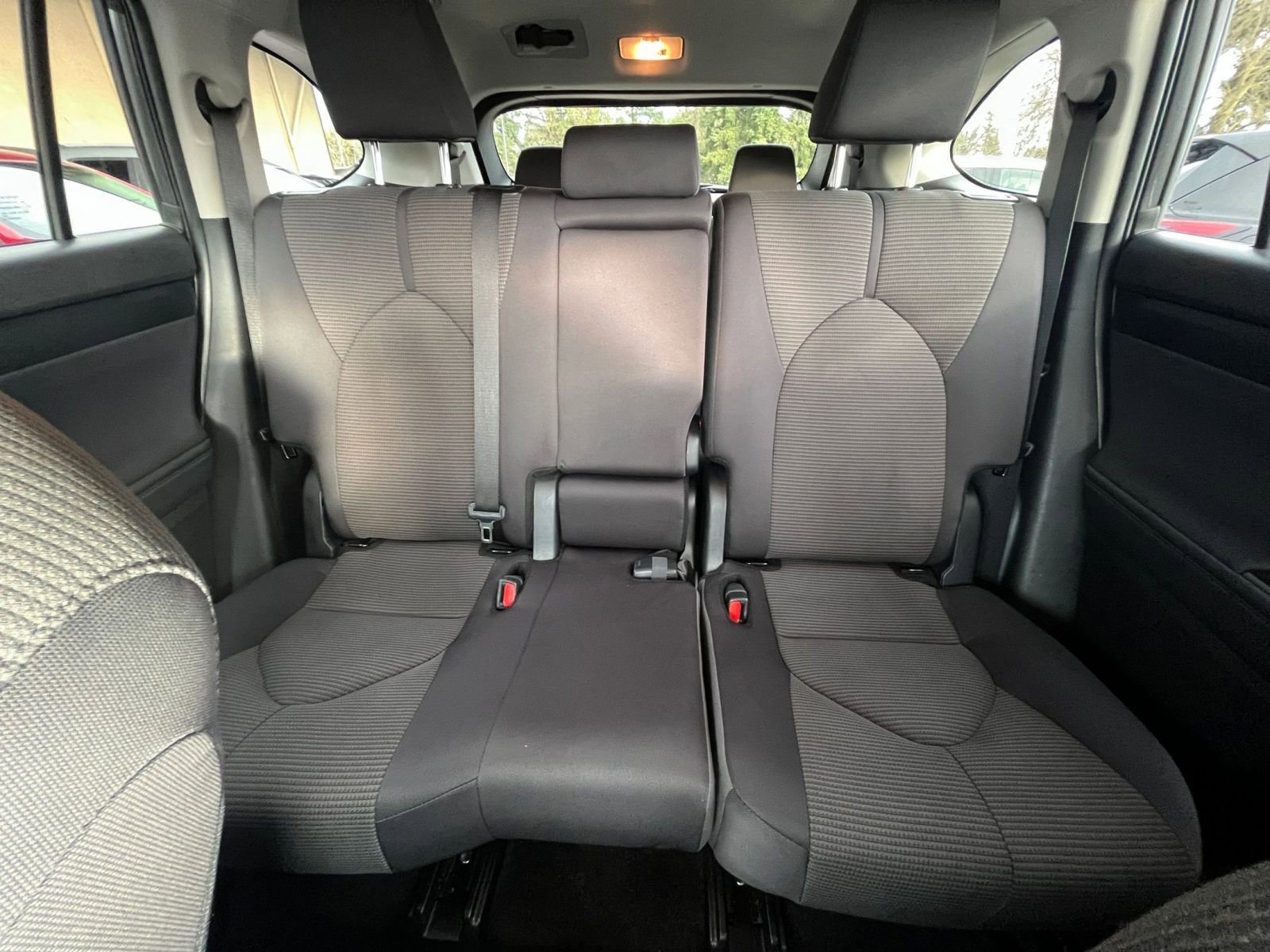 Used 2025 Toyota Highlander LE image 40