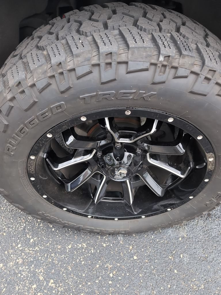 Used 2018 Chevrolet Silverado 1500 LT w/ LPO, Black Pack AWD/4WD image 2