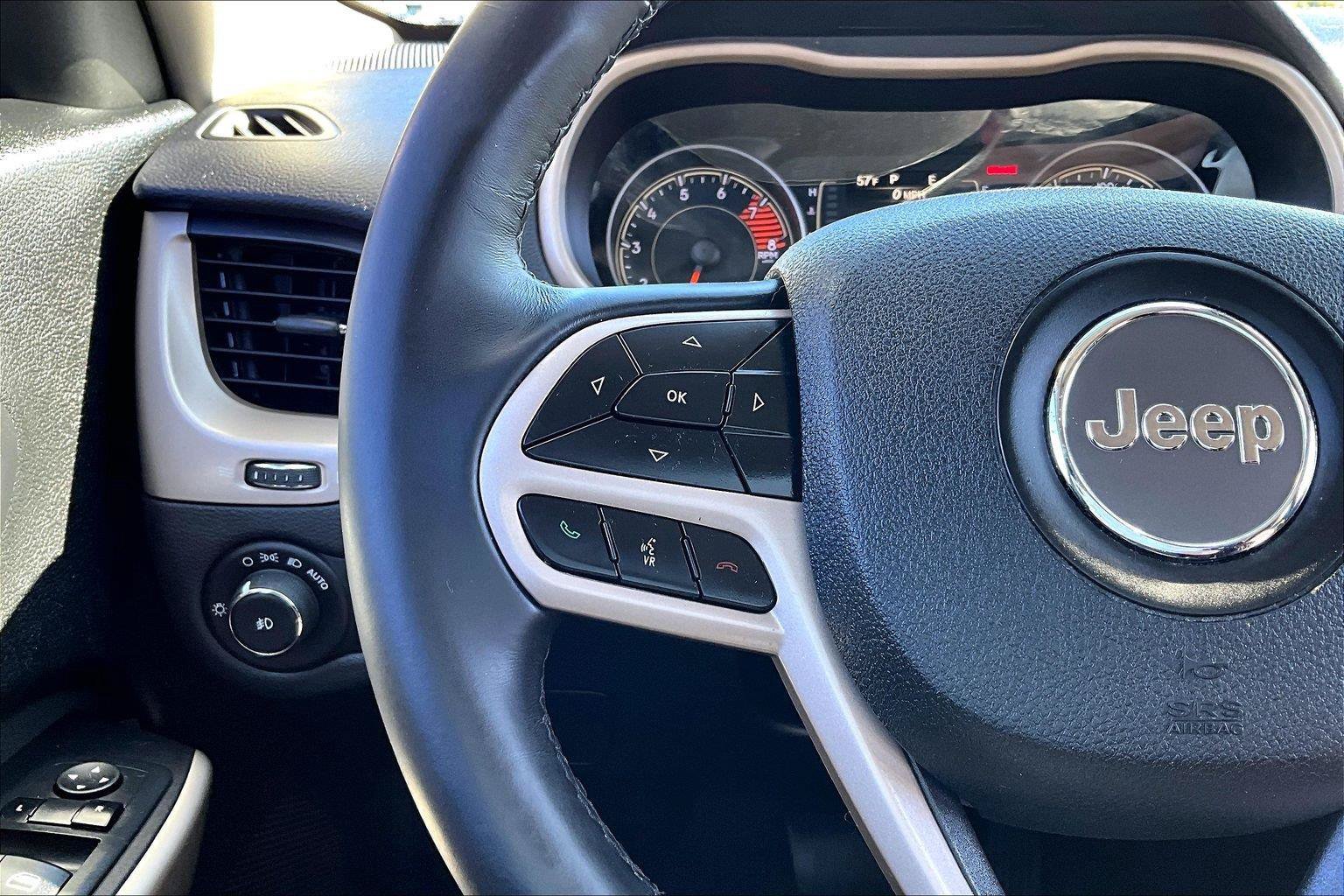 Used 2018 Jeep Cherokee Latitude w/ Altitude Package AWD/4WD image 12