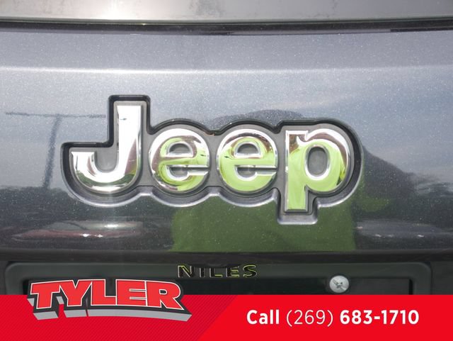 Used 2016 Jeep Grand Cherokee SRT AWD/4WD image 14