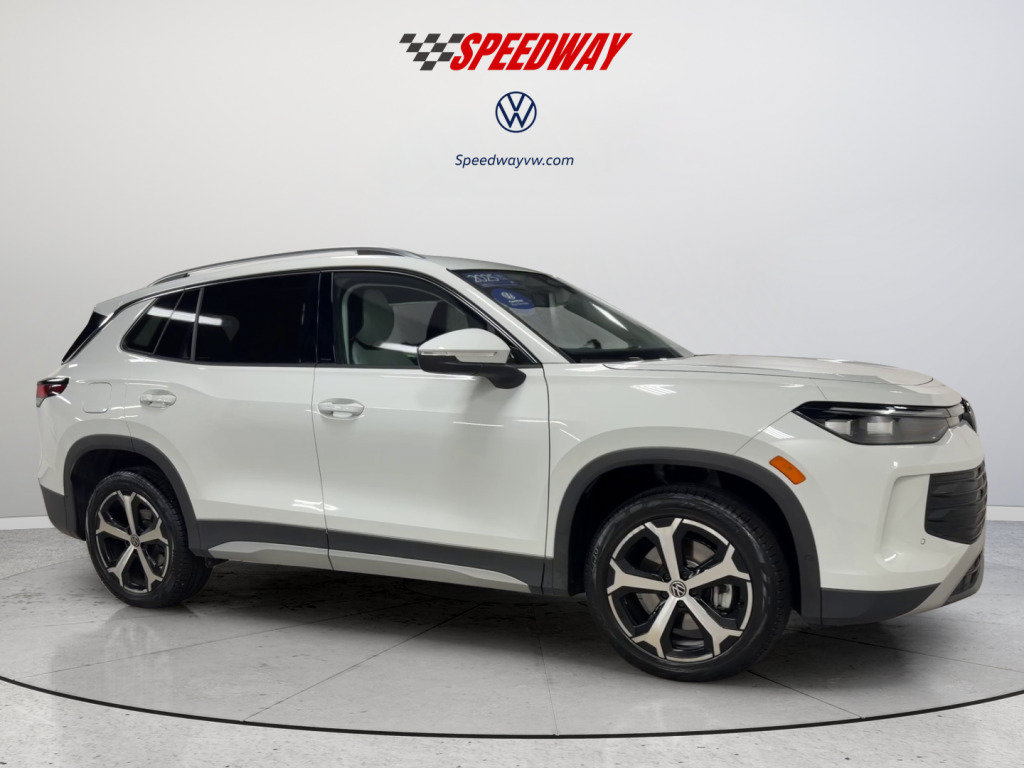 Used 2025 Volkswagen Tiguan SE AWD/4WD image 3