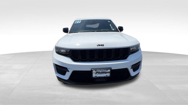 Used 2025 Jeep Grand Cherokee Altitude AWD/4WD image 9