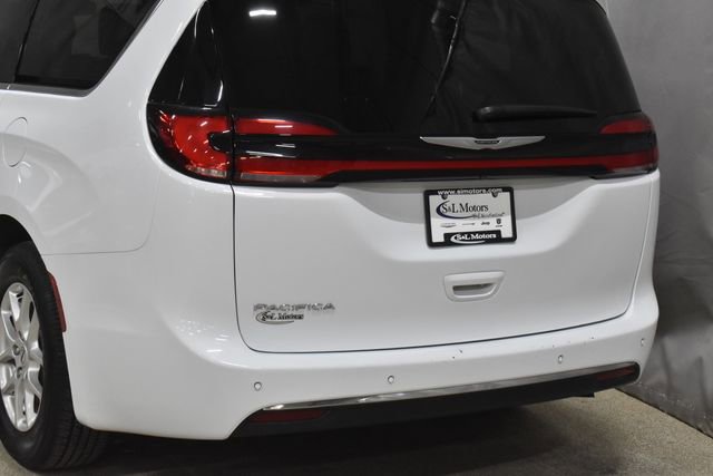 Certified 2025 Chrysler Pacifica Select image 9