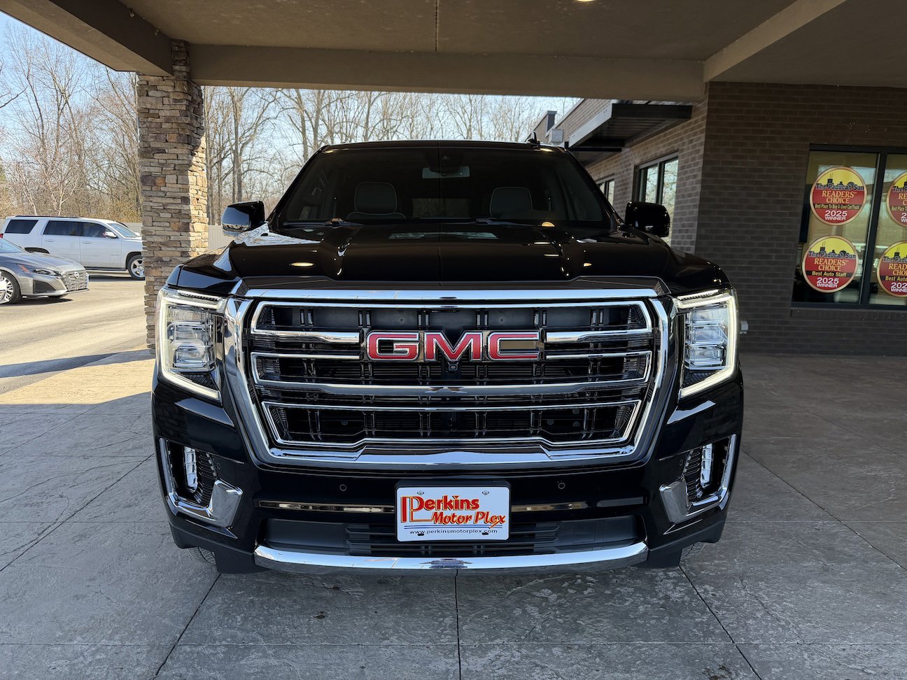 Used 2023 GMC Yukon XL SLT w/ SLT Luxury Package image 3