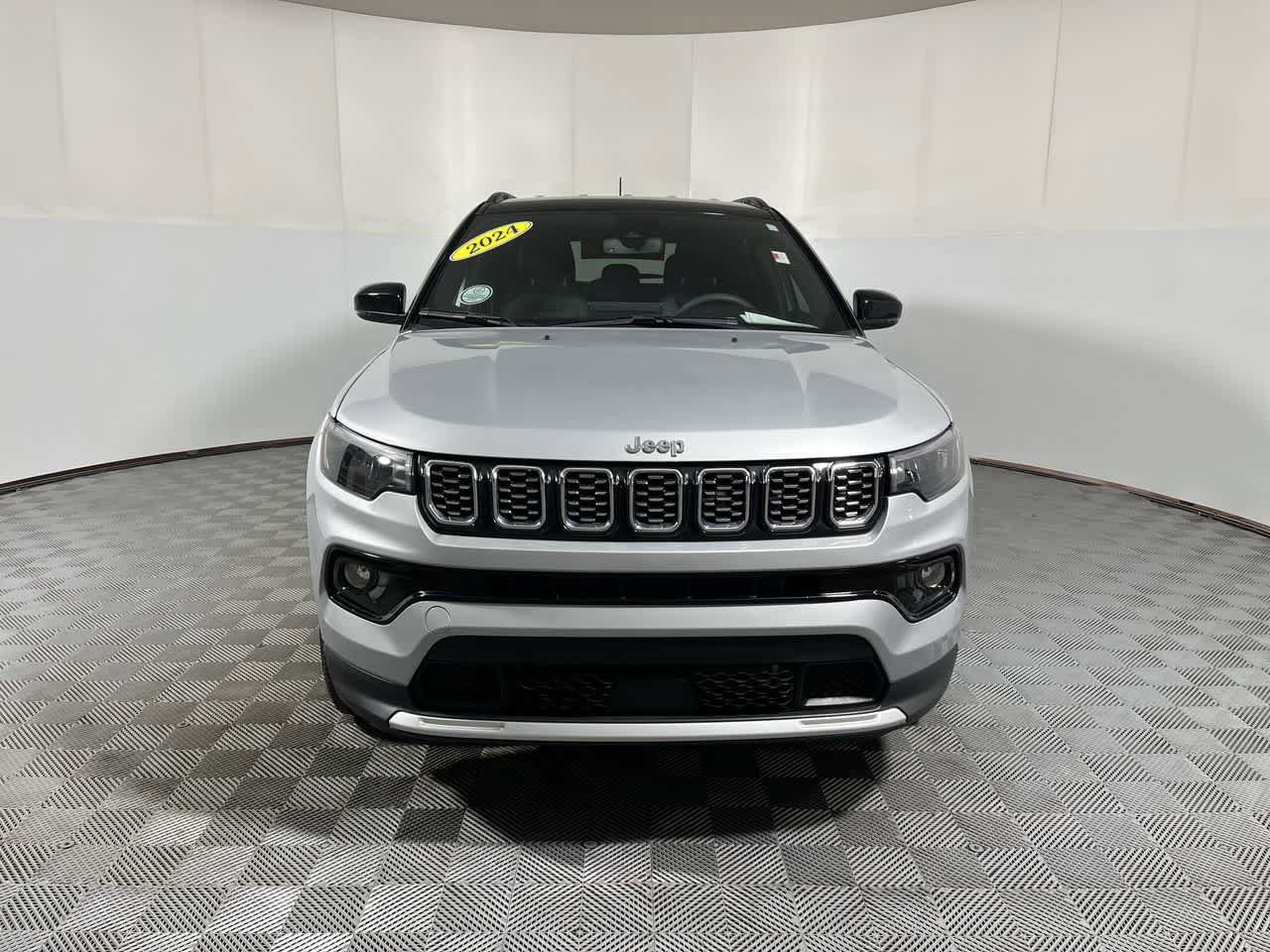 Used 2024 Jeep Compass Limited AWD/4WD image 3