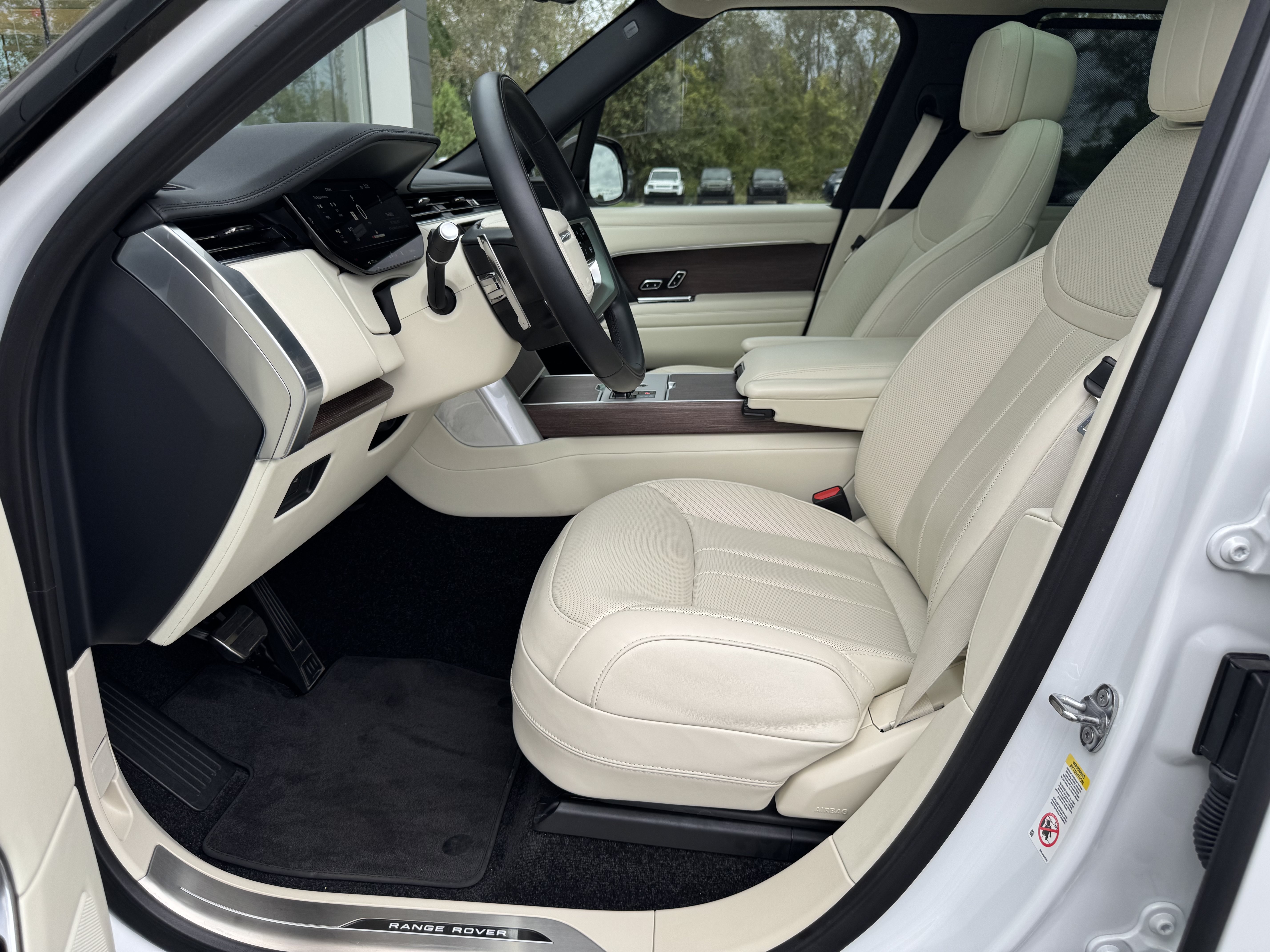 Certified 2025 Land Rover Range Rover SE AWD/4WD image 13