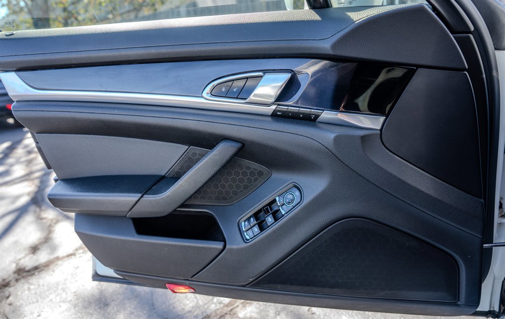 Used 2014 Porsche Panamera 4 image 24
