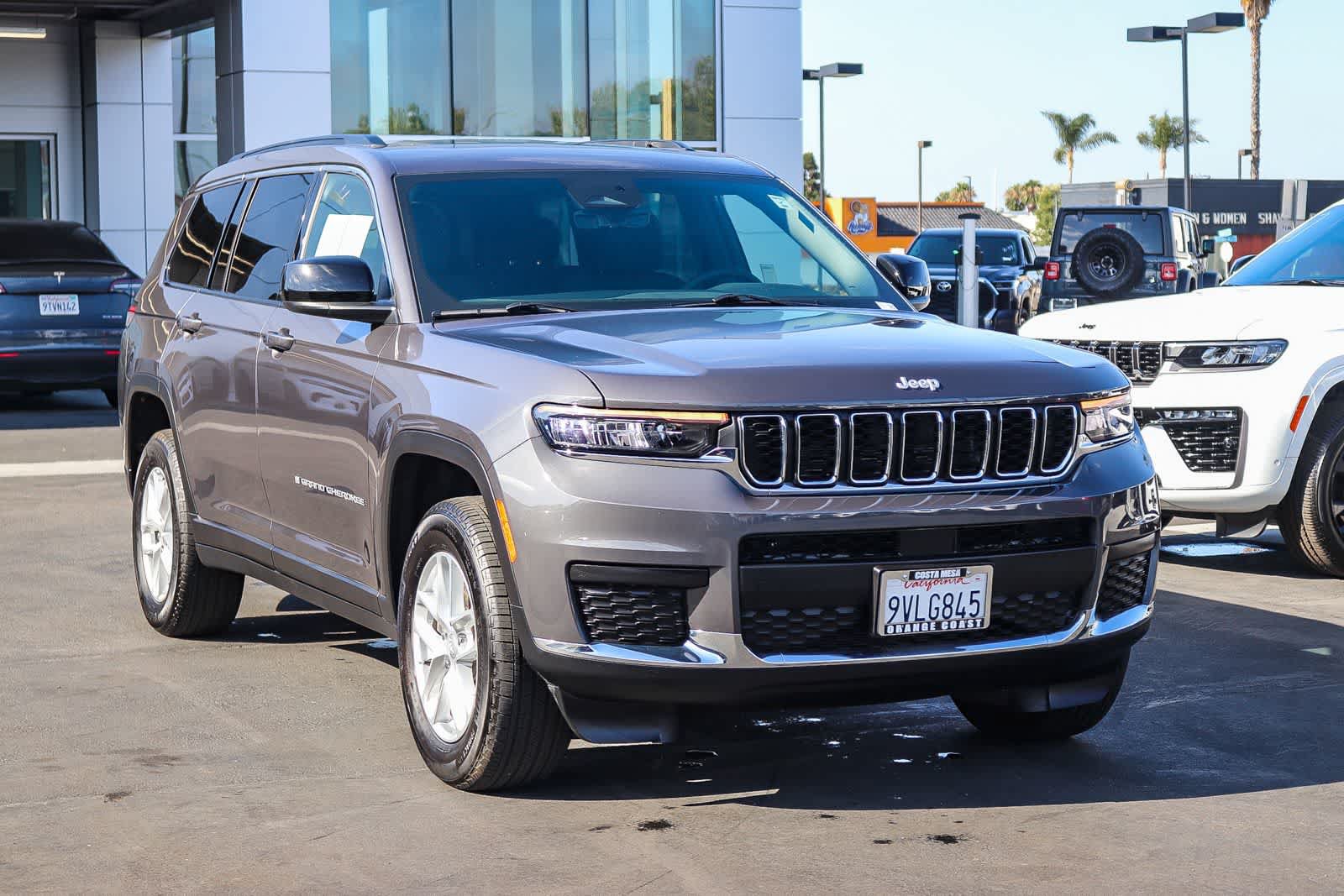Used 2025 Jeep Grand Cherokee L Laredo RWD image 3
