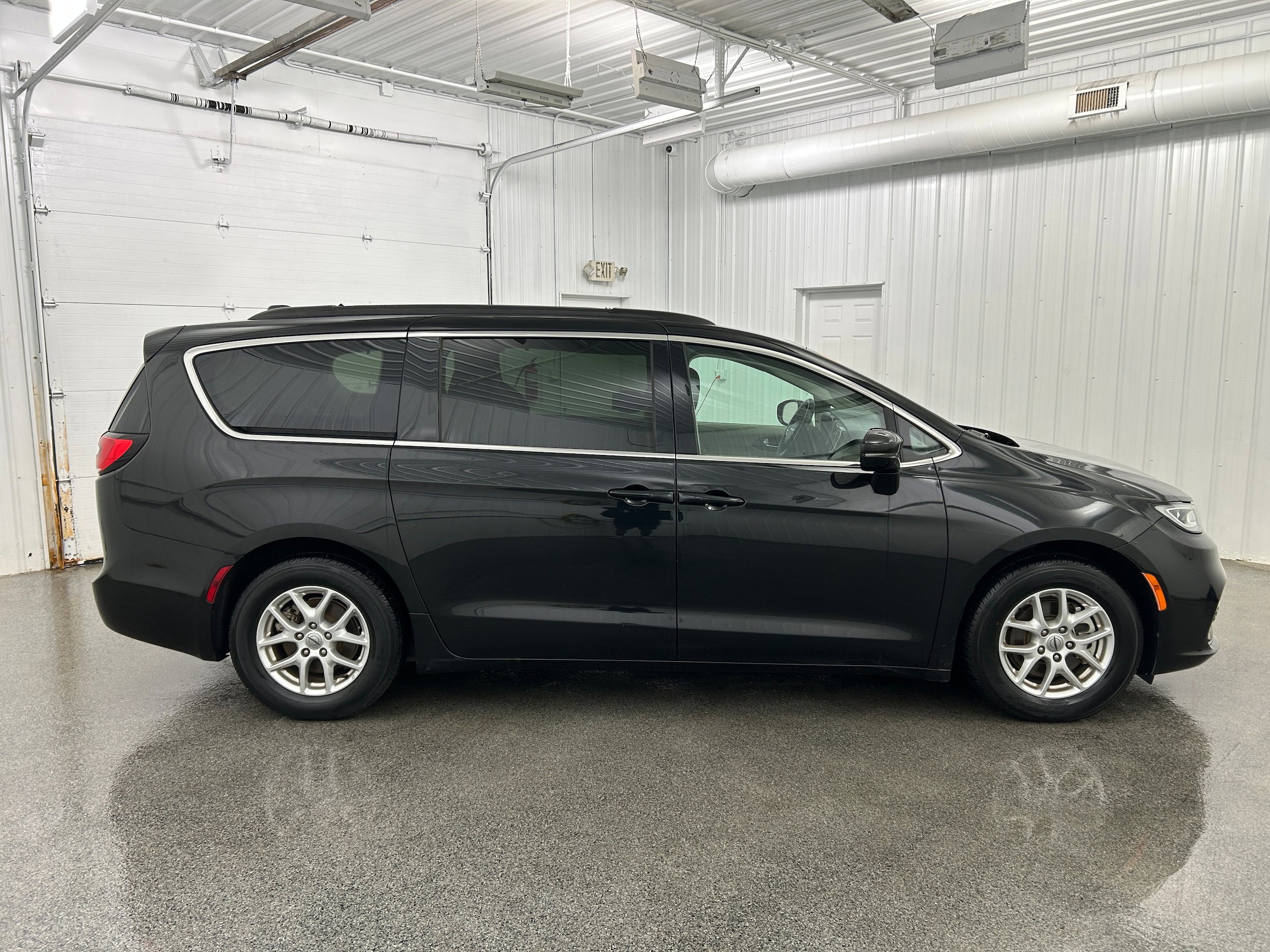 Used 2022 Chrysler Pacifica Touring-L FWD image 37