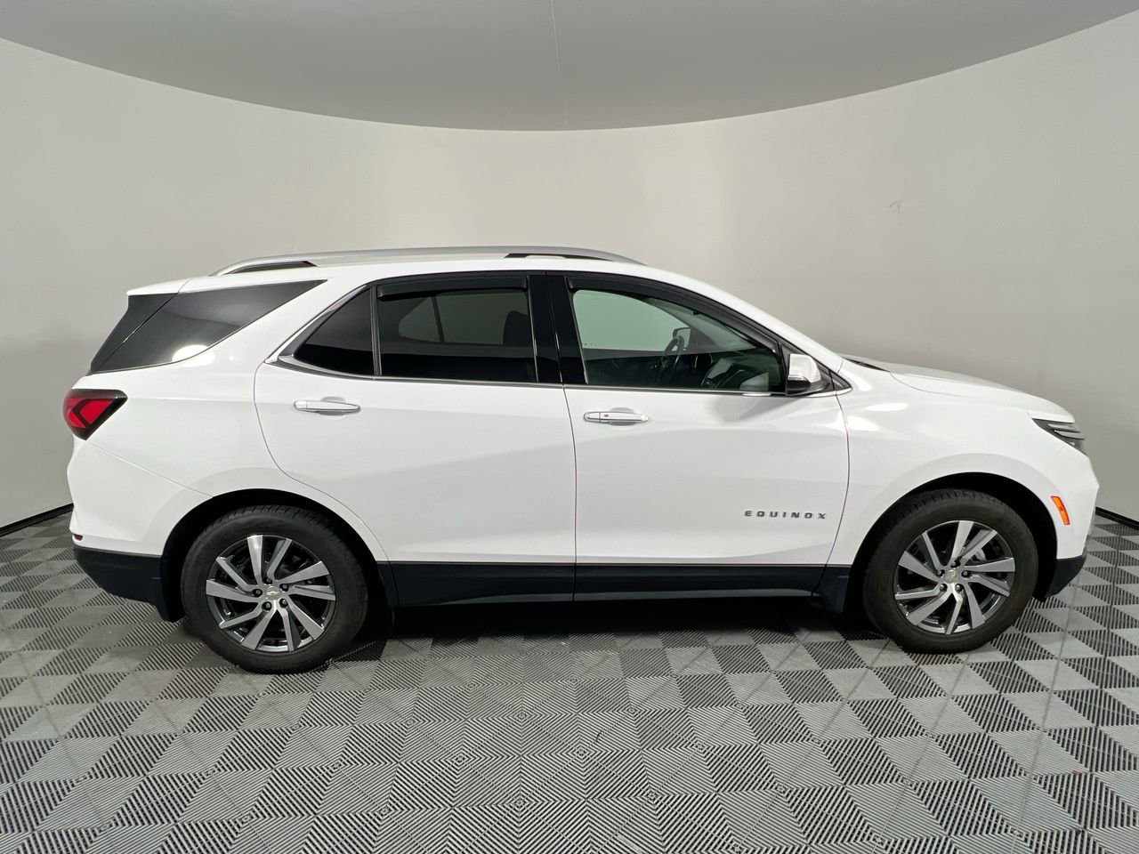 Used 2022 Chevrolet Equinox Premier AWD/4WD image 2