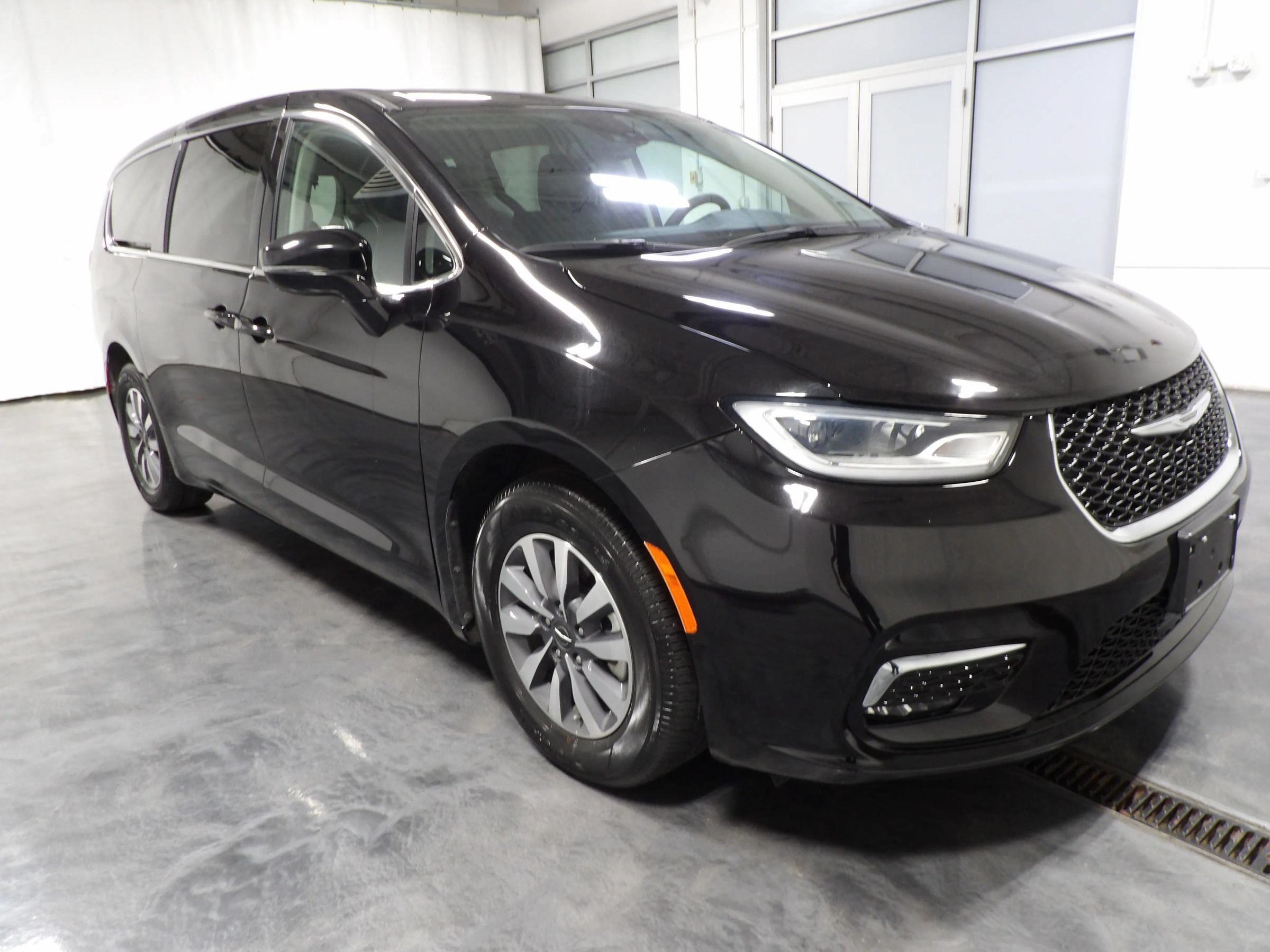 Used 2024 Chrysler Pacifica Limited FWD image 2