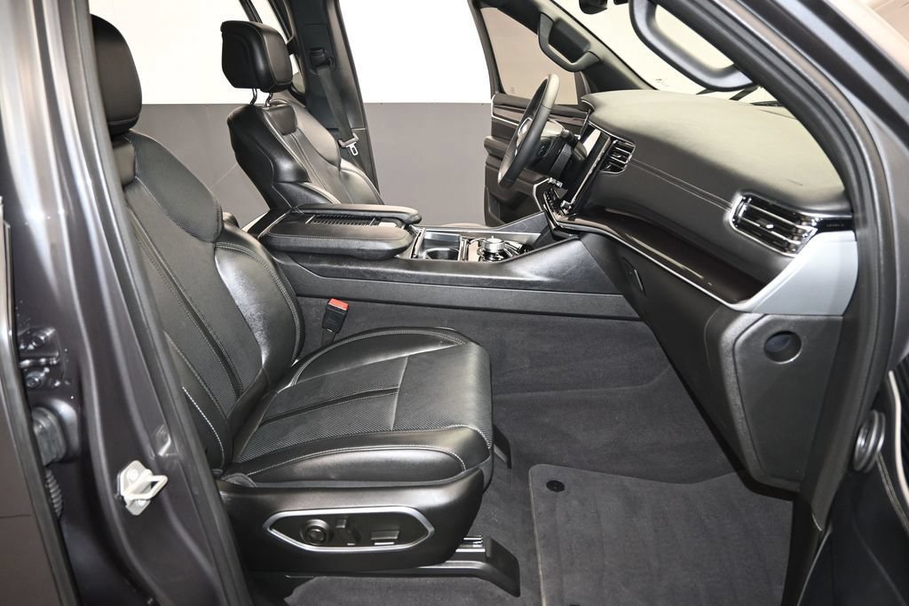 Used 2024 Jeep Wagoneer 4WD w/ Premium Group I image 29