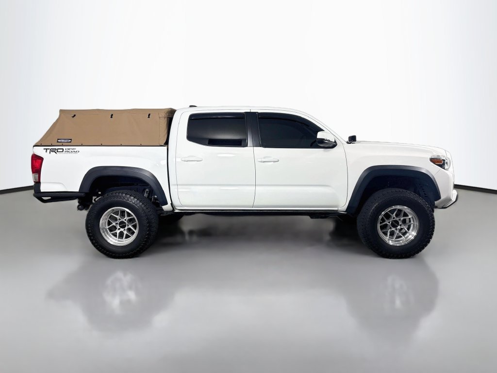 Used 2017 Toyota Tacoma TRD Off-Road AWD/4WD image 10