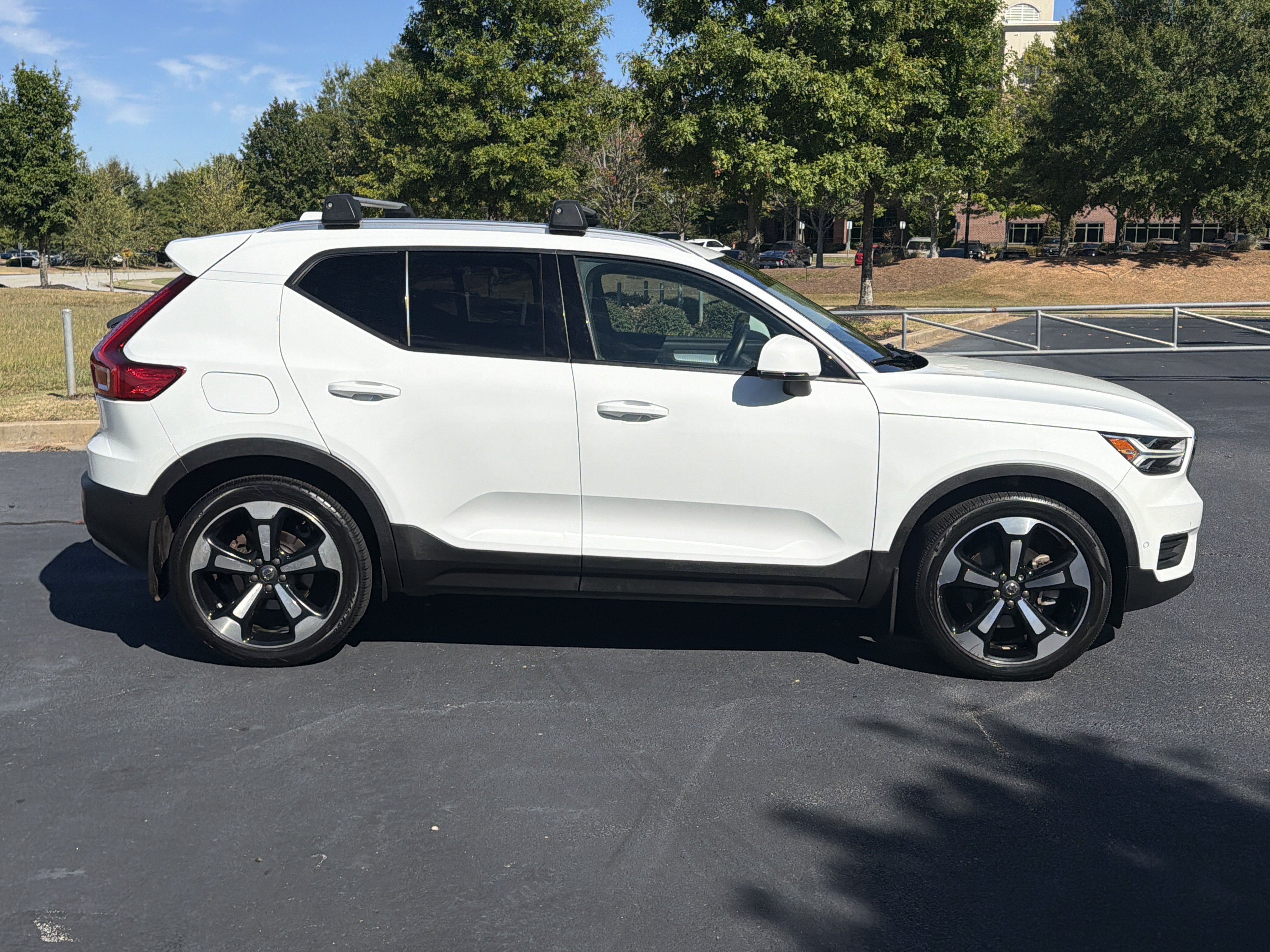 Used 2019 Volvo XC40 T4 Momentum FWD image 10