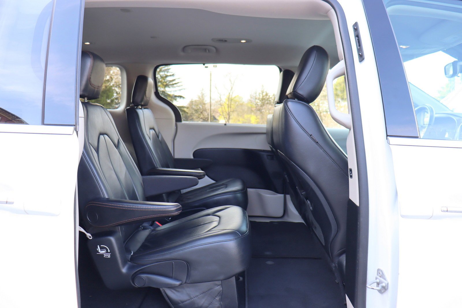 Used 2017 Chrysler Pacifica Touring-L FWD image 19