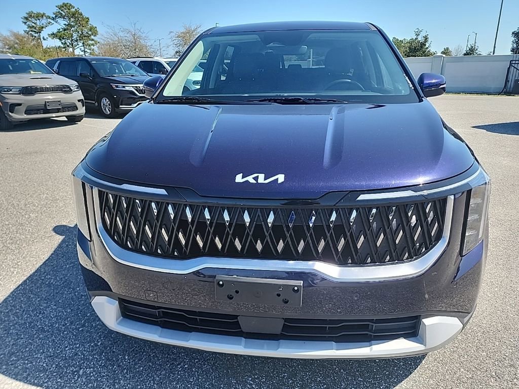 Used 2025 Kia Carnival image 2