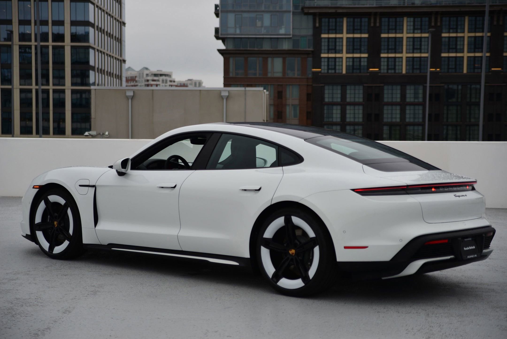 Used 2025 Porsche Taycan image 3