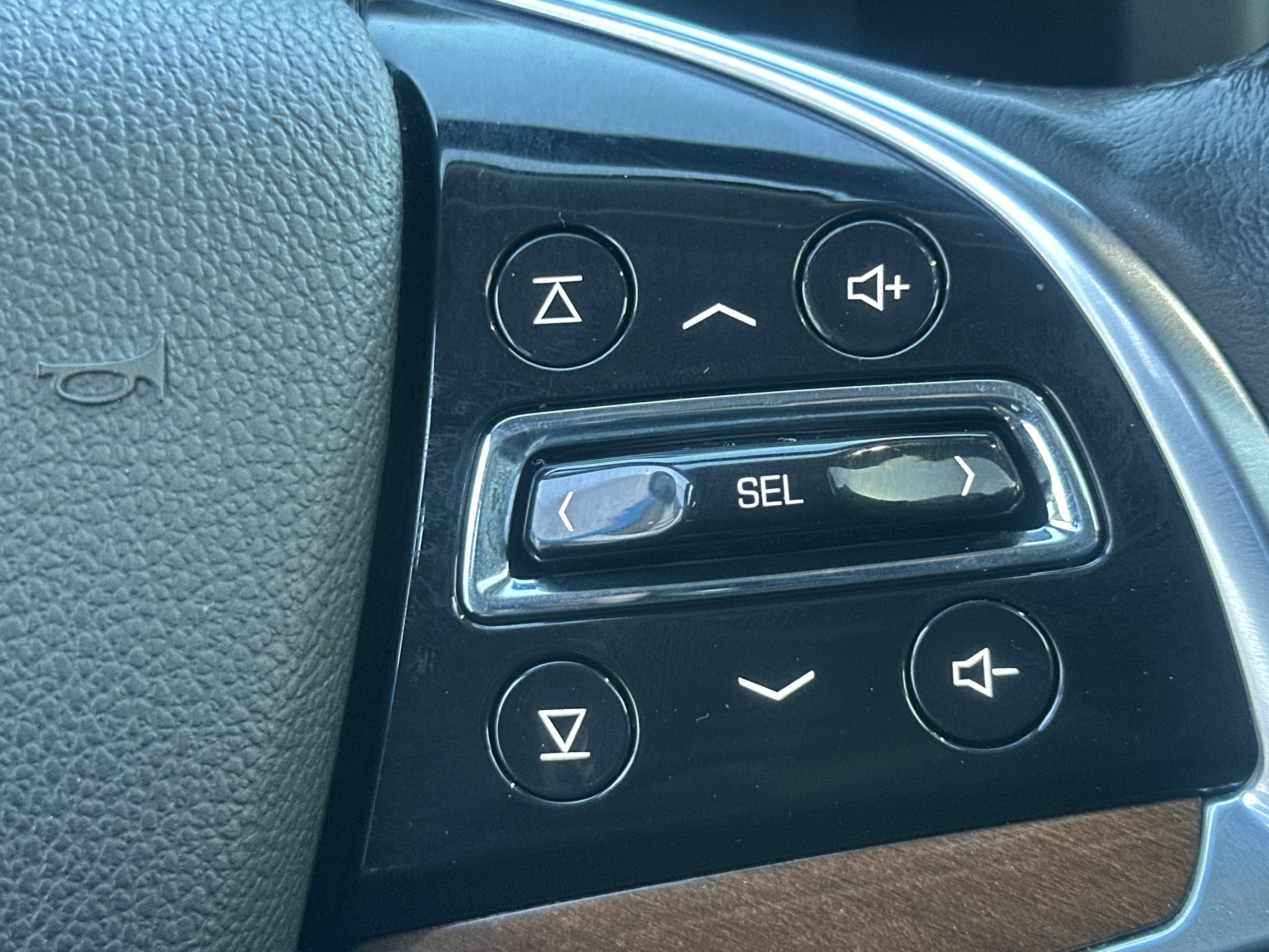 Used 2020 Cadillac Escalade Premium Luxury image 17