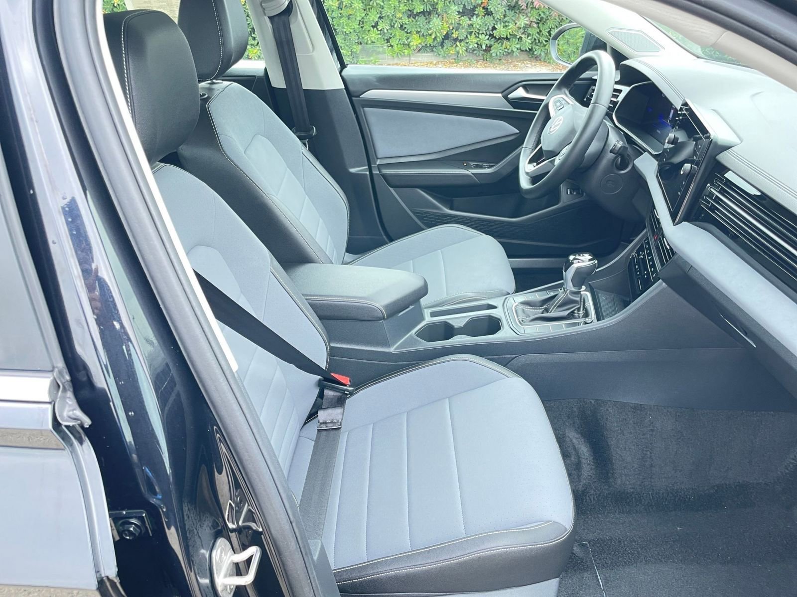 Used 2025 Volkswagen Jetta SE image 37