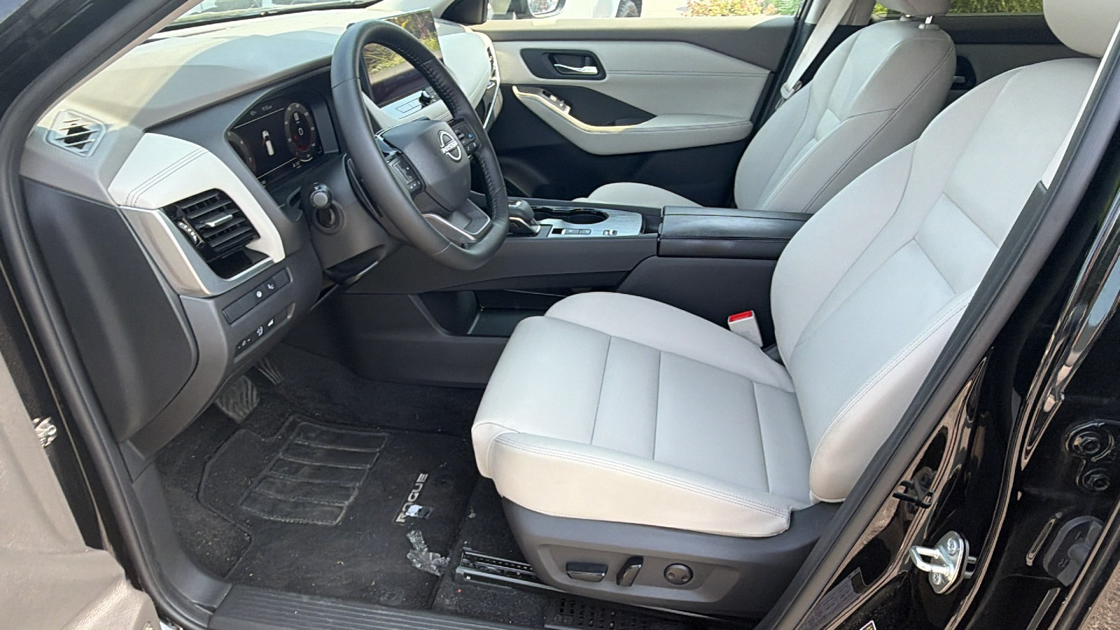 Used 2025 Nissan Rogue SL w/ SL Premium Package FWD image 17