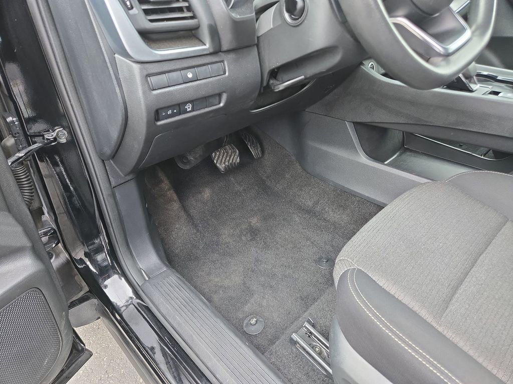 Used 2023 Nissan Rogue SV image 30