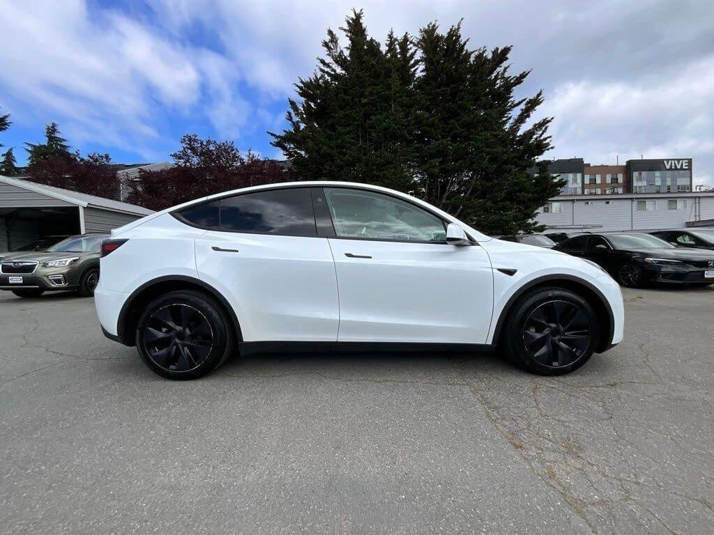 Used 2024 Tesla Model Y Long Range AWD/4WD image 9