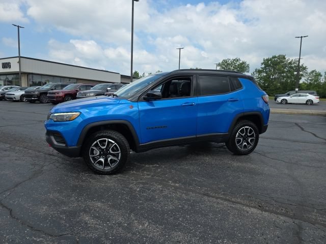 Used 2024 Jeep Compass Trailhawk w/ Trailhawk Elite Group AWD/4WD image 3