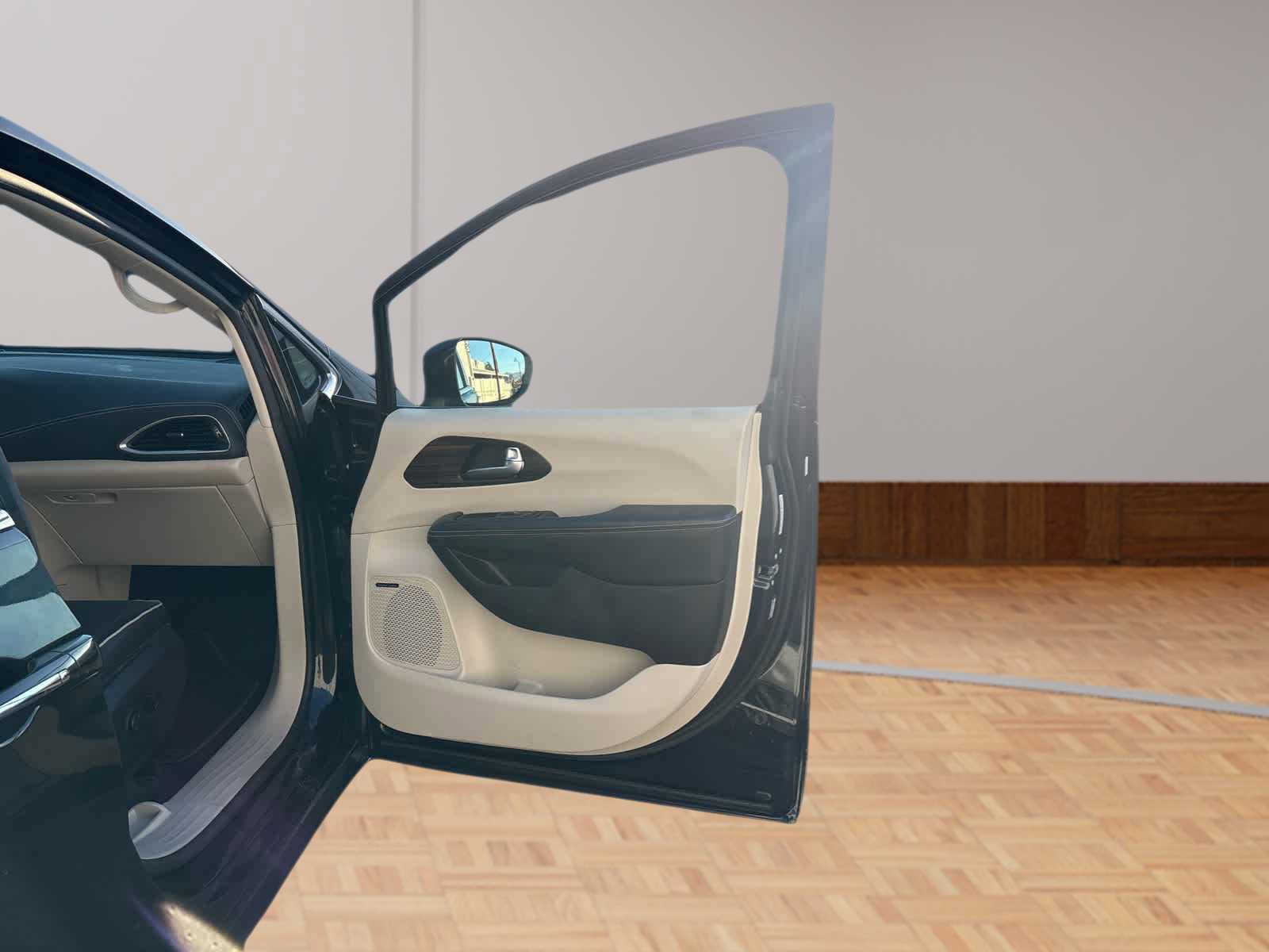 Used 2022 Chrysler Pacifica Limited FWD image 16