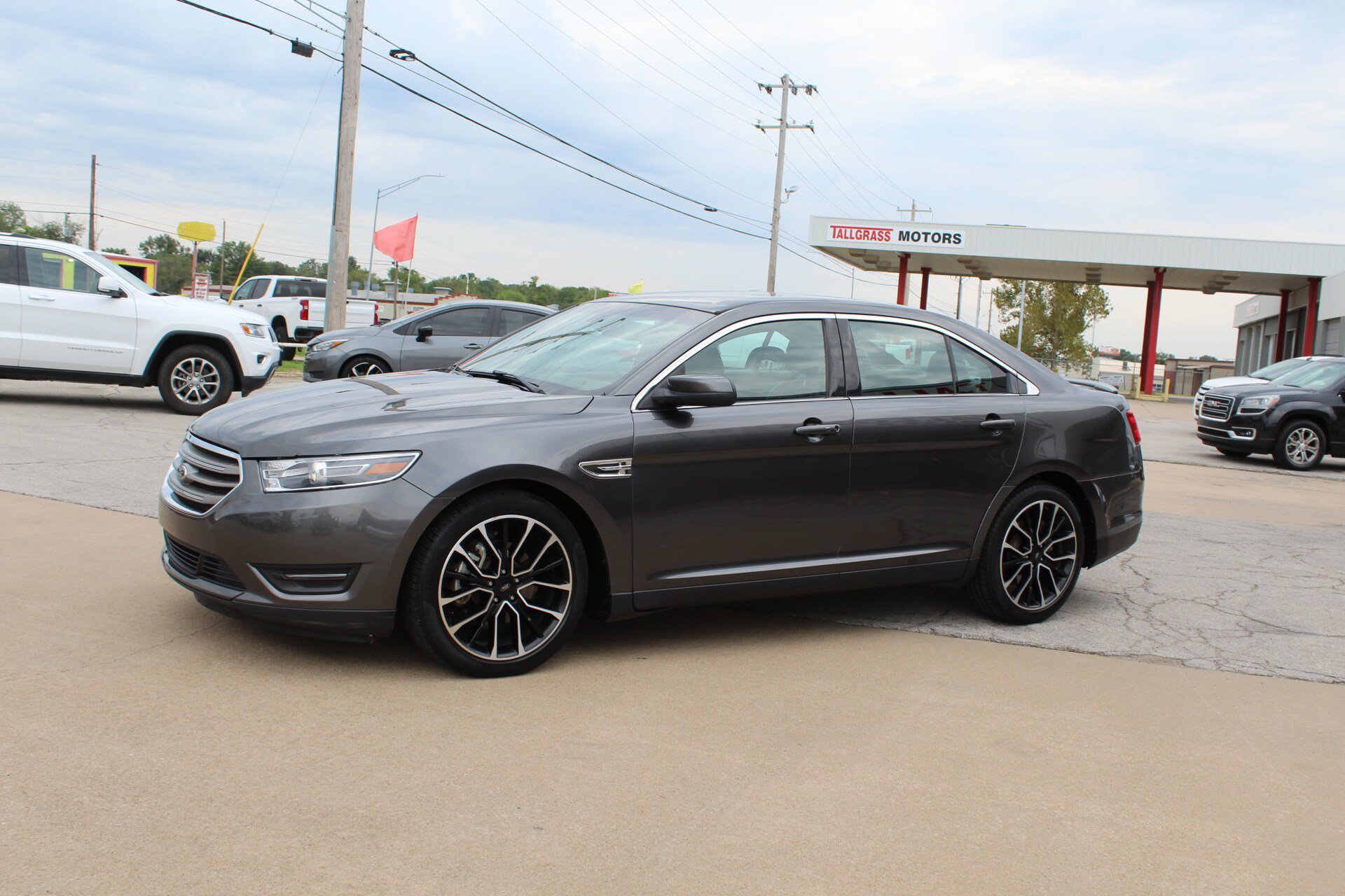 Used 2018 Ford Taurus SEL w/ Equipment Group 201A FWD image 9