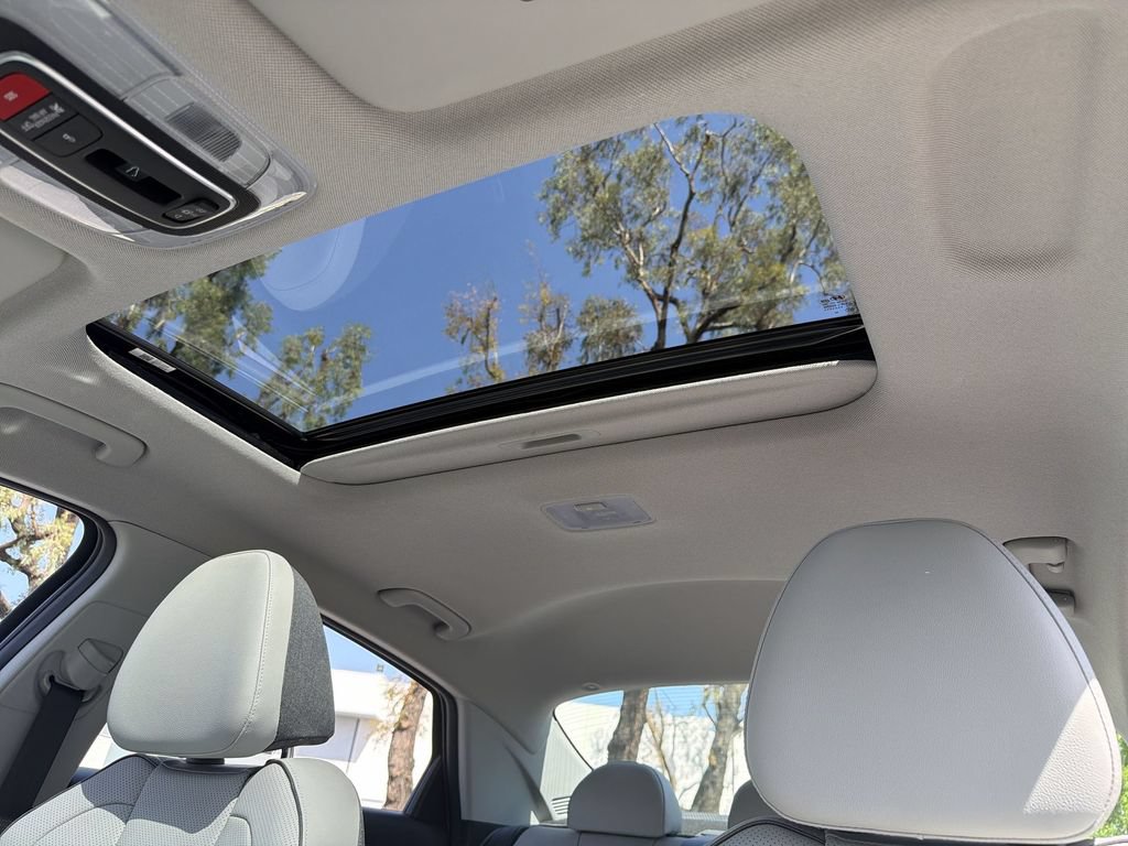 Used 2022 Hyundai Elantra Limited FWD image 17