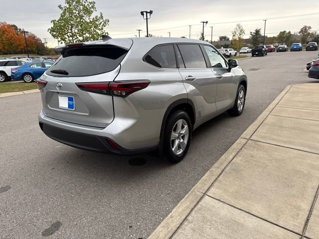 Used 2024 Toyota Highlander LE image 4