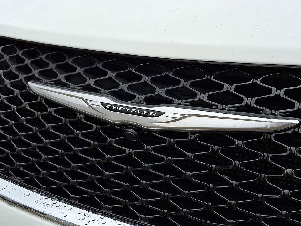 Used 2023 Chrysler Pacifica Touring-L image 31