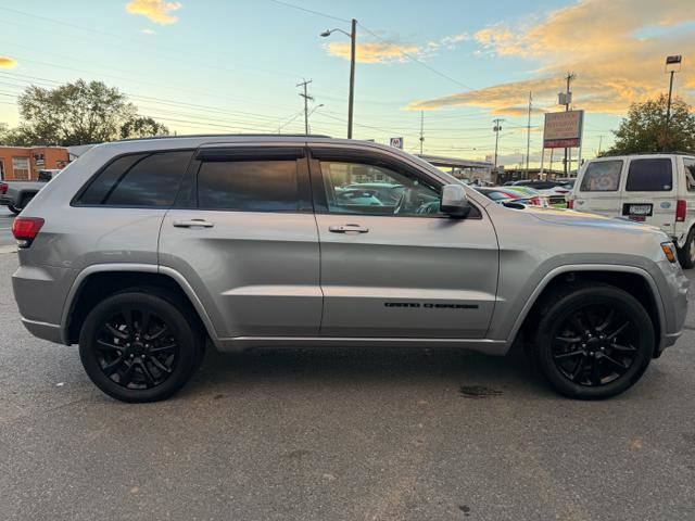 Used 2017 Jeep Grand Cherokee Altitude image 4