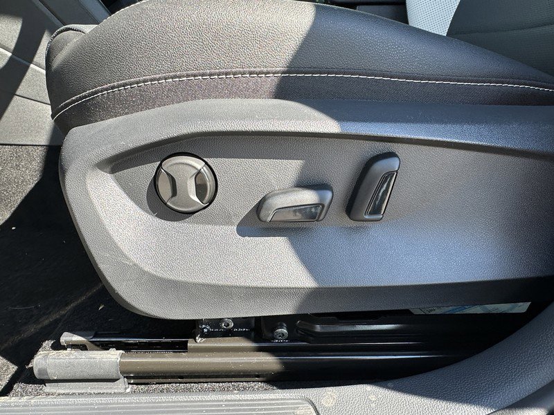 New 2025 Volkswagen Taos SEL image 17