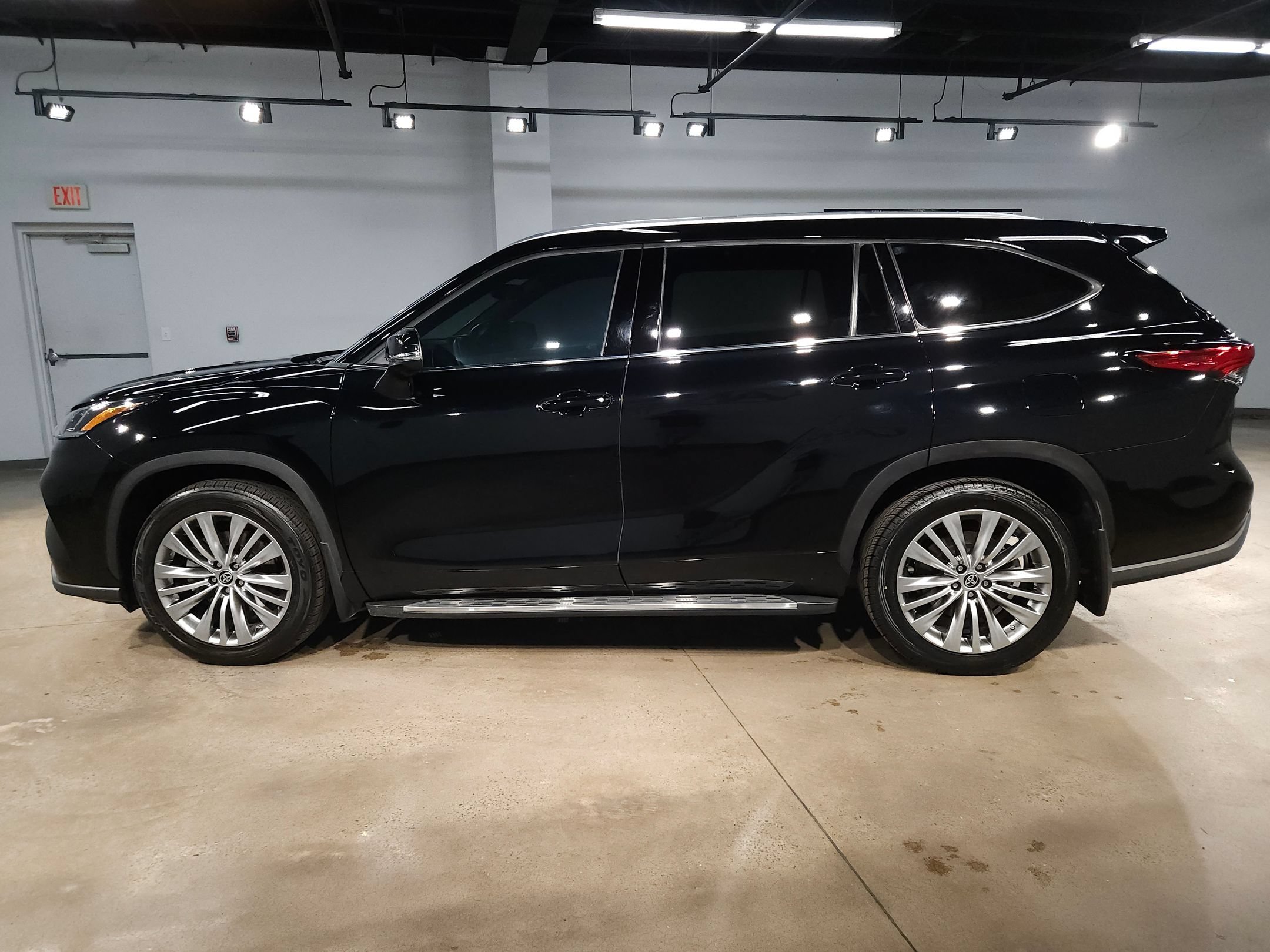 Used 2023 Toyota Highlander Platinum FWD image 4