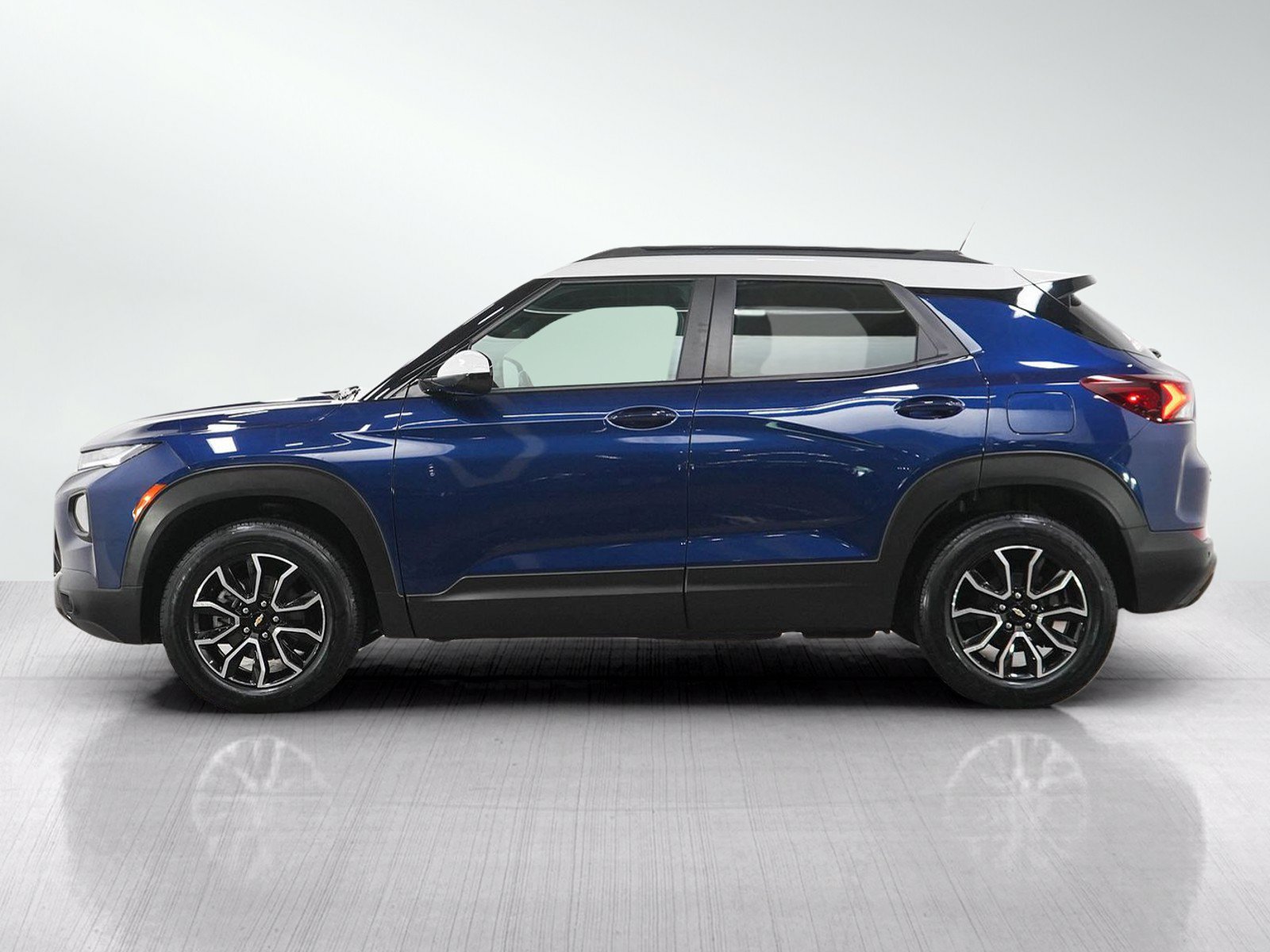 Used 2022 Chevrolet TrailBlazer ACTIV w/ Sun and Liftgate Package AWD/4WD image 2