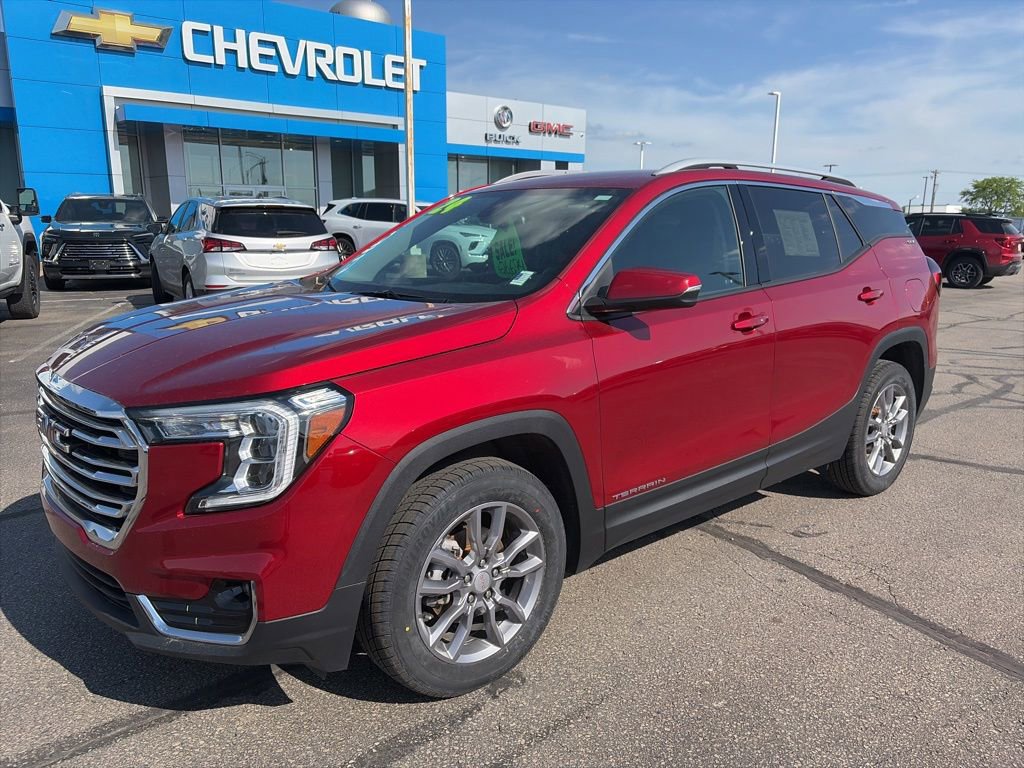 Used 2024 GMC Terrain SLT AWD/4WD image 1