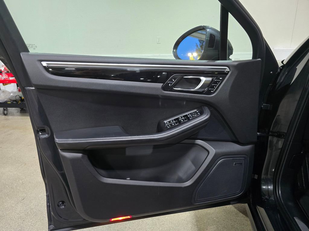 Used 2017 Porsche Macan Turbo image 25