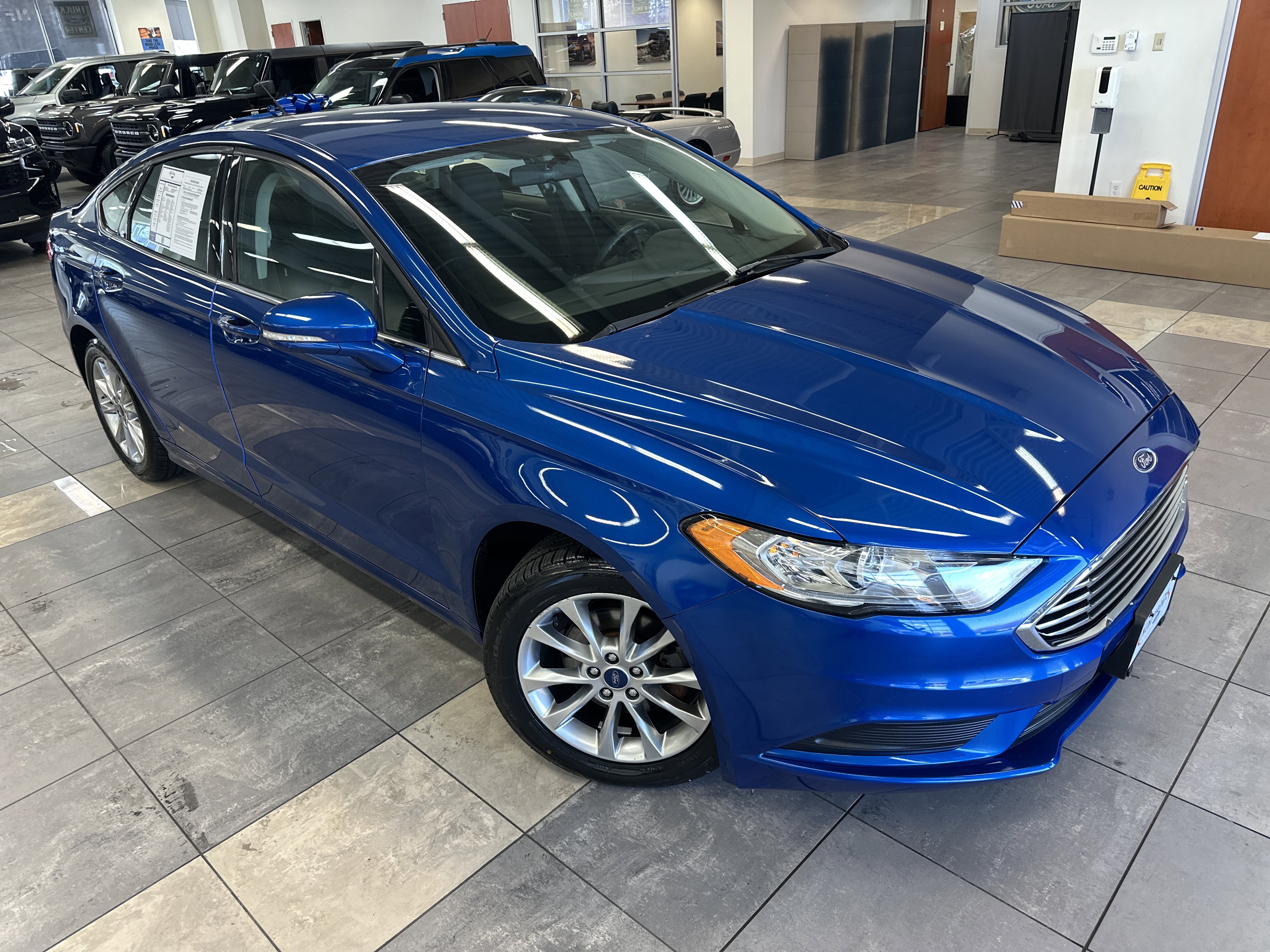 Used 2017 Ford Fusion SE w/ Fusion SE Technology Package image 10